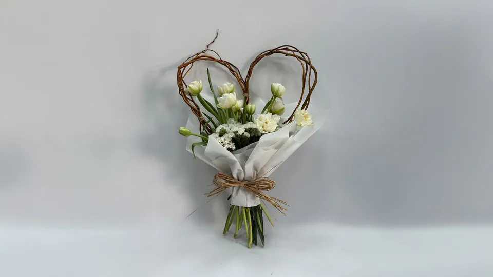 Tulip Heart Bouquet: image 1